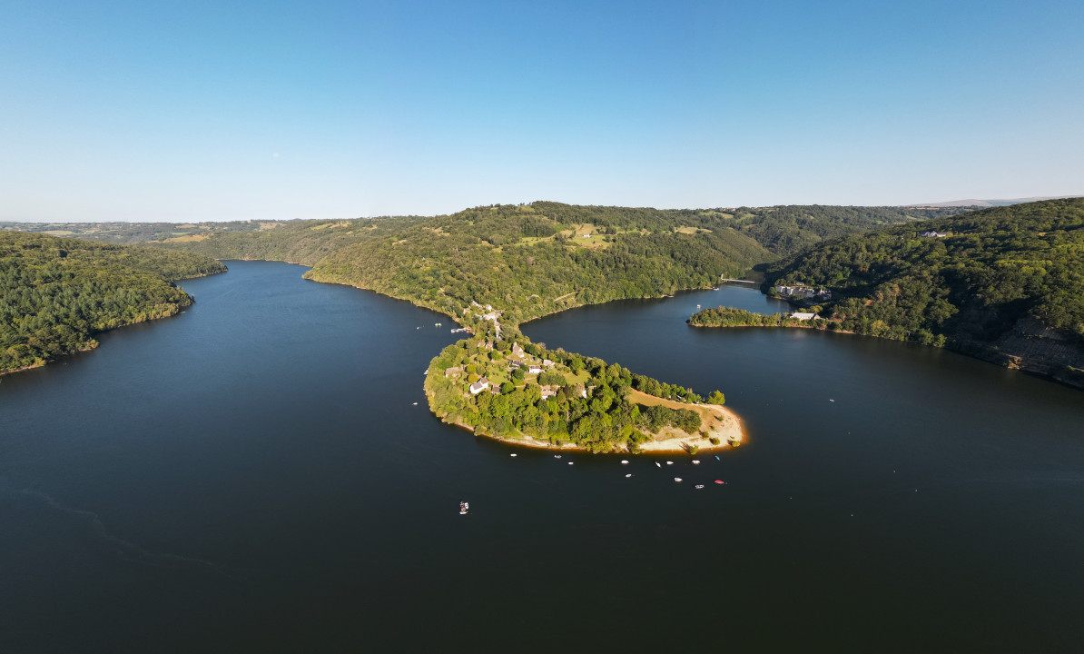 Vue aérienne du camping Sunêlia La Source sur le lac de Sarrans