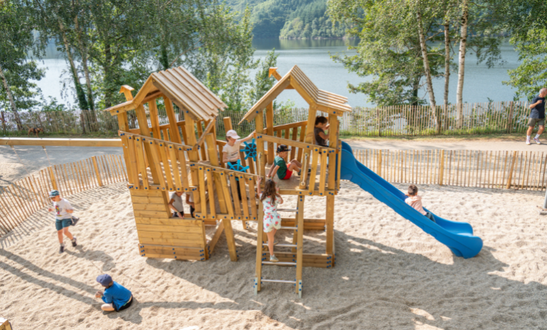Camping avec aire de jeux pour enfants en aveyron